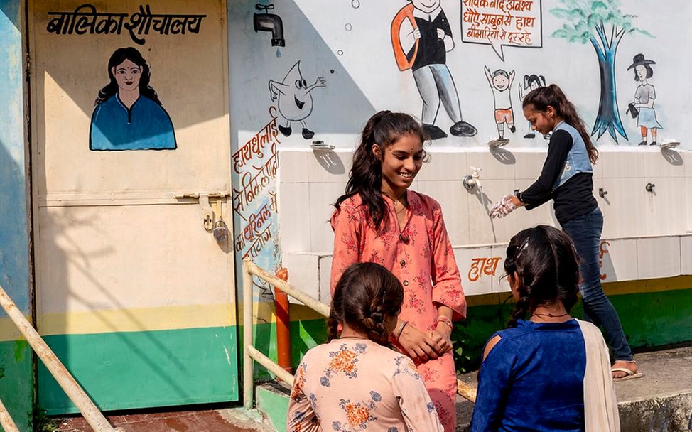Fakten über Mädchen: Waschraum für Mädchen in Indien. 