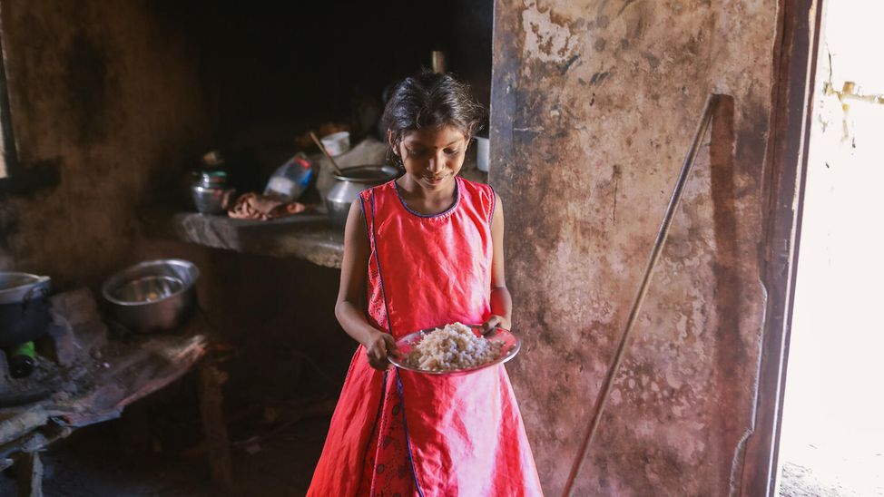Jebamalar, 12-jähriges Mädchen, mit ihrem Mittagsteller.