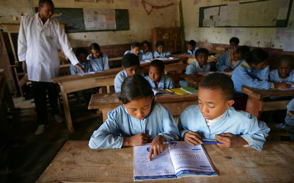 Madagaskar: Zwei Schüler*innen, die in ihrer Grundschule lernen.