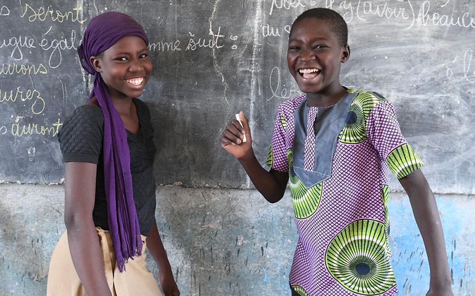 Chad: Zwei Schüler*innen, die ihr Recht auf Bildung wahrnehmen.