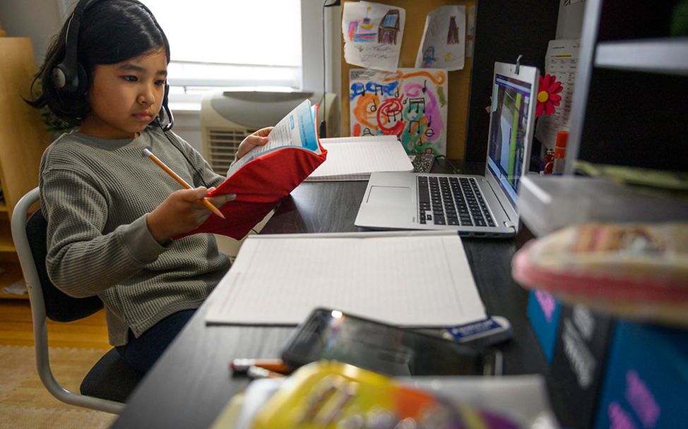 Die Neun-jährige Yolanda nimmt an einer ihrer ersten virtuellen Klassen teil.