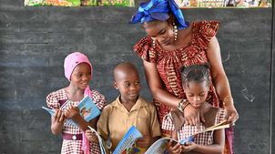 Elfenbeinküste Schulen aus Plastikziegeln: Aminata ist eine der vielen von UNICEF ausgebildeten Lehrerinnen. 