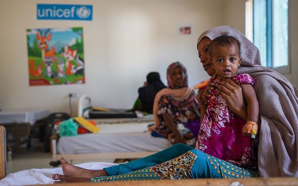 Somaliland: Ein Mädchen steht auf dem Schoß ihrer Mutter.