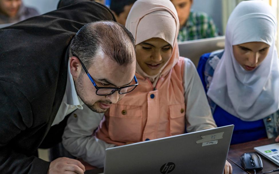 Syrienkrieg: Junge syrische Mädchen nehmen an einem Computerkurs teil.