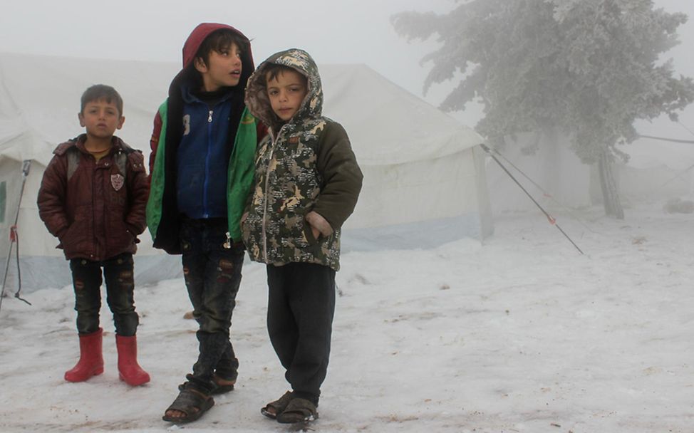 Kinder in syrischem Flüchtlingscamp im Winter.