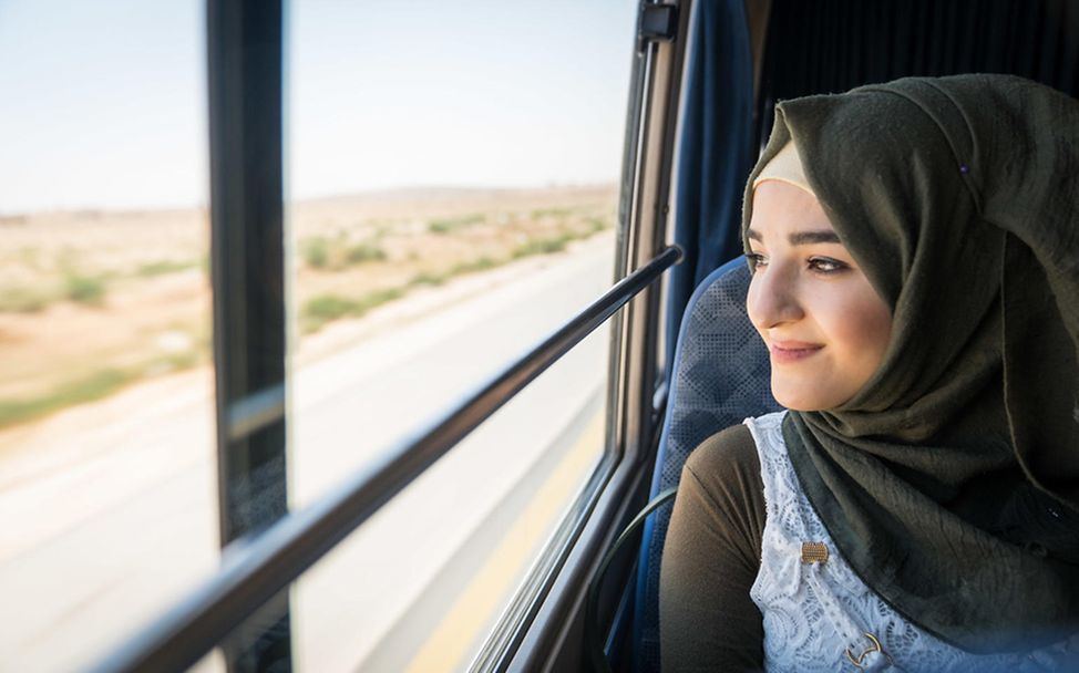 Syrienkrieg: Za'atari Flüchtlingscamp: Die 18-jährige Siba auf dem Weg nach Irbid.
