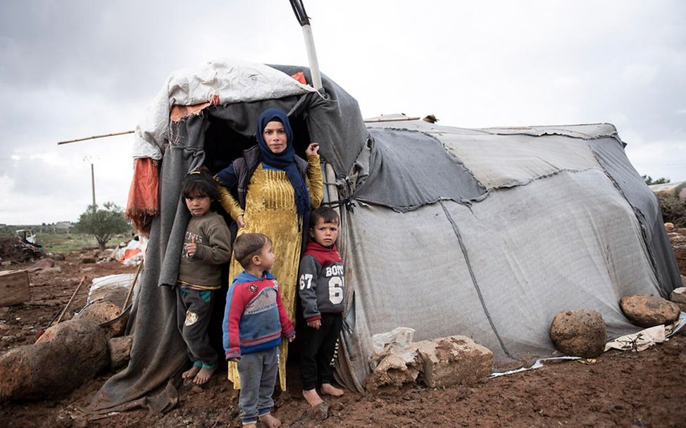 Syrienkrieg: Die 21-jährige Heyam steht mit ihren Kindern vor einem Flüchtlingszelt.
