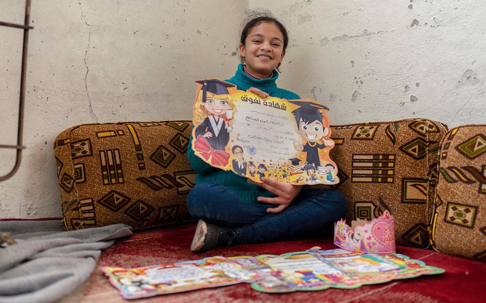 Syrienkrieg: Hana (13) freut sich über ein Schulzertifikat.
