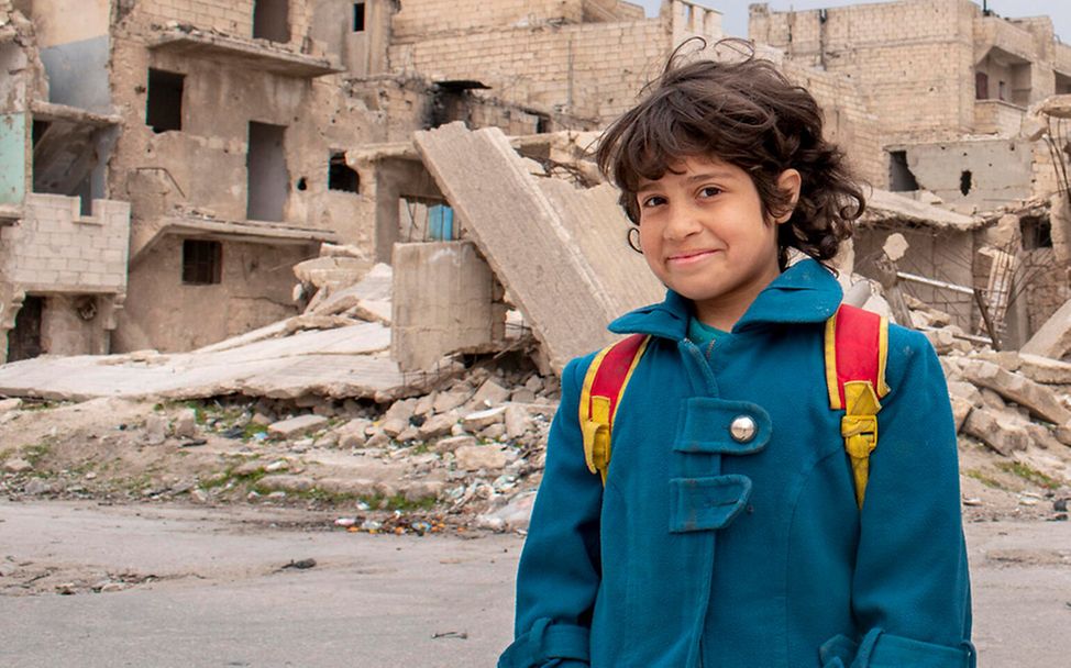 Syrienkrieg: Maram (12) vor einer Ruinen-Kulisse.