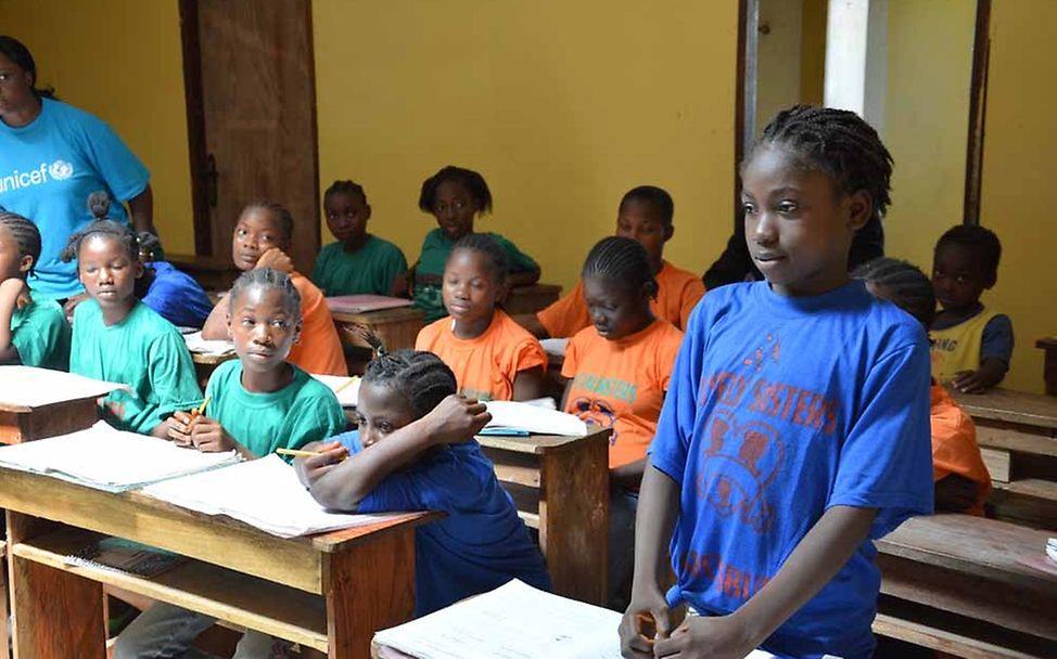 Mädchen in der Schule Liberia