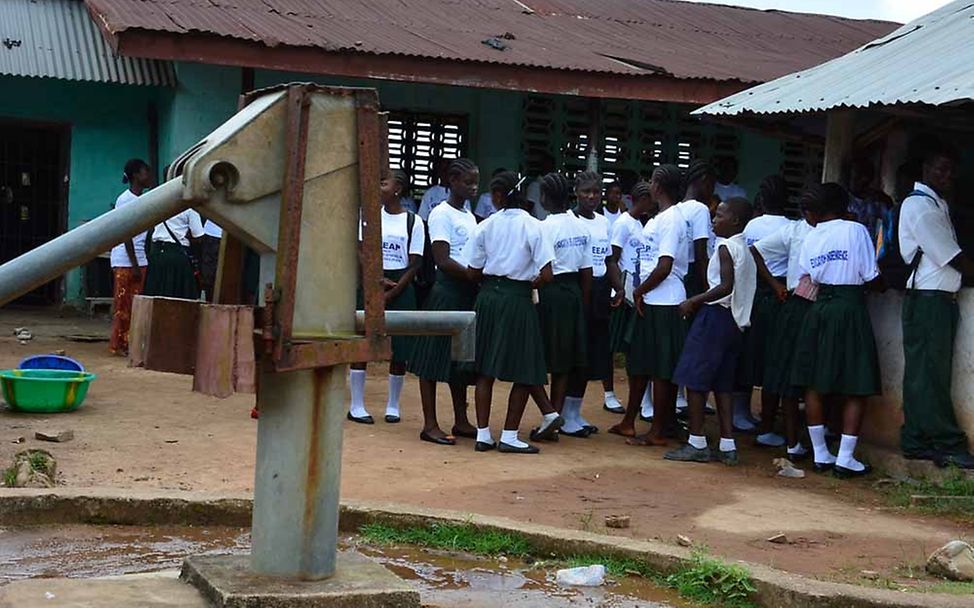 Schulhof mit Brunnen in Liberia