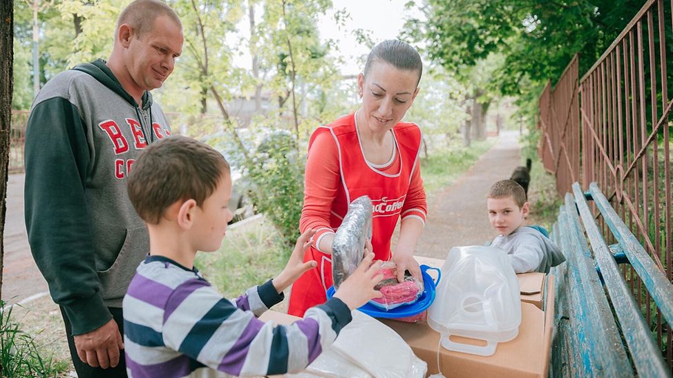 UNICEF | Hilfe für Kinder in der Ukraine: Eine Familie packt das UNICEF-Hilfspaket aus.