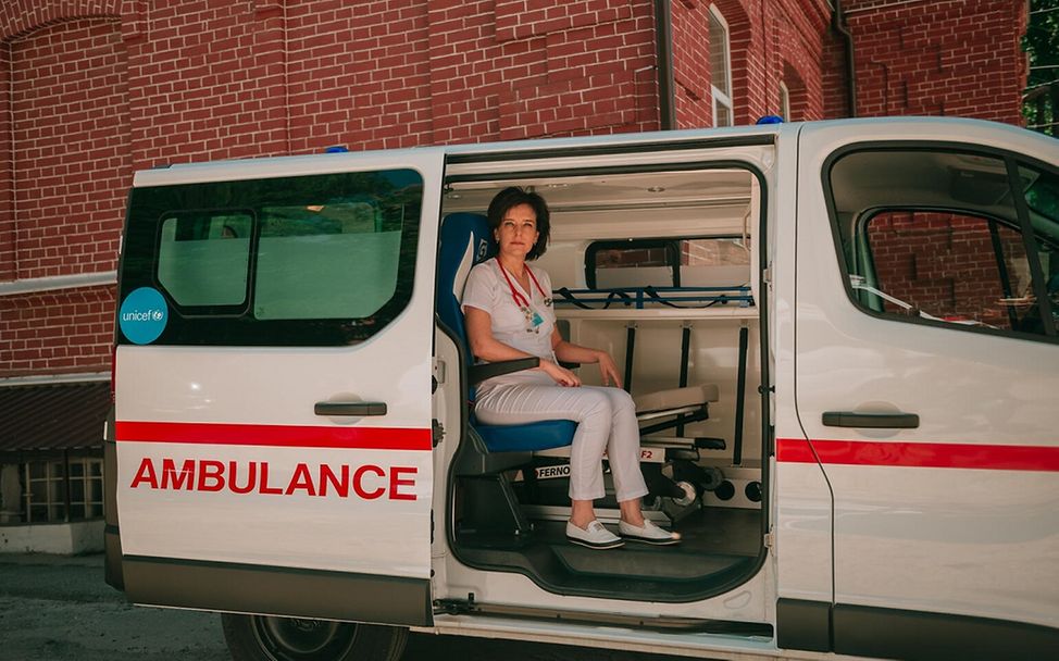 UNICEF | Hilfe für Kinder in der Ukraine: Doktor Iryna sitzt in einem Krankenwagen, den UNICEF zur Verfügung gestellt hat.