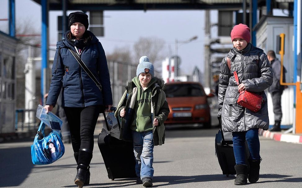 UNICEF | Hilfe für Kinder in der Ukraine: Eine Familie passiert die Grenze von der Ukraine nach Rumänien.