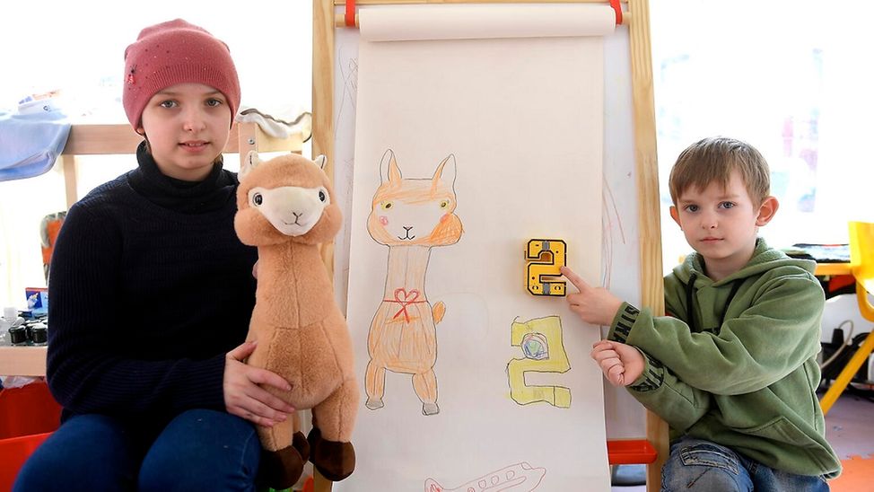UNICEF | Hilfe für Kinder in der Ukraine: Zwei Geschwister zeigen ihre Spielsachen