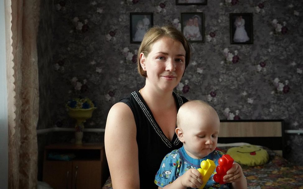 UNICEF | Hilfe für Kinder in der Ukraine: Eine Mutter aus der Ukraine mit ihrem jüngsten Sohn auf dem Schoß.