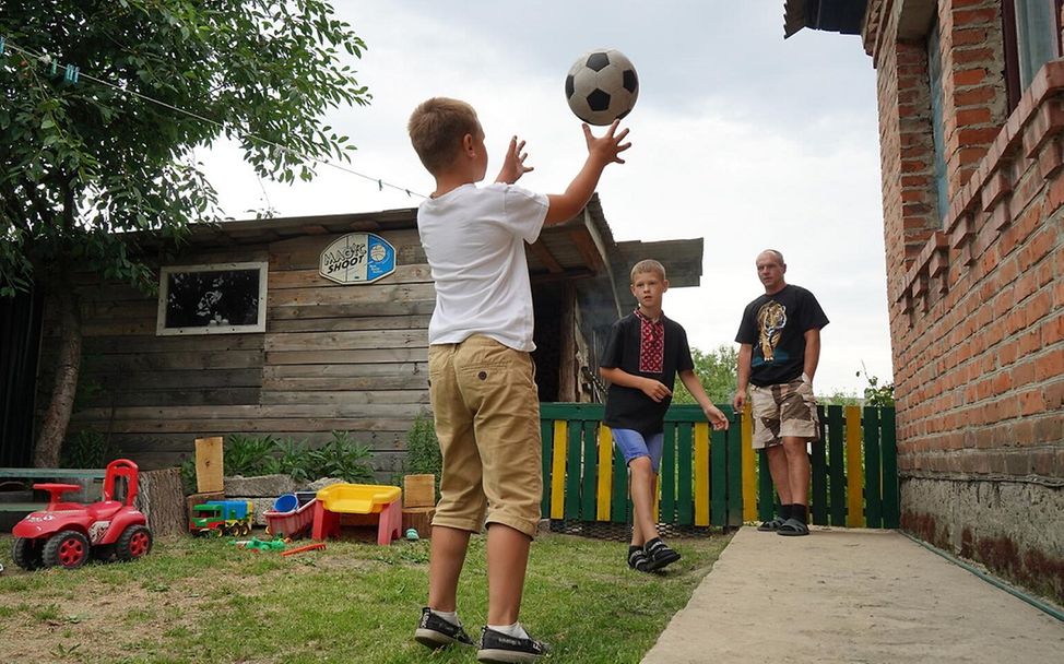 UNICEF | Hilfe für Kinder in der Ukraine: Kinder spielen mit ihrem Vater Fußball.