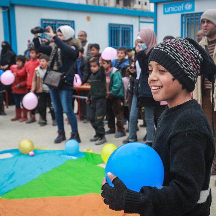 Syrienkrieg: Ahmad spielt Ball in einer Flüchtlingsunterkunft