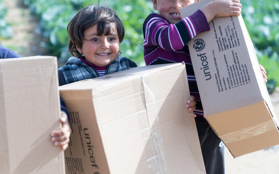 Syrienkrieg: Kinder erhalten Hilfsgüter von UNICEF