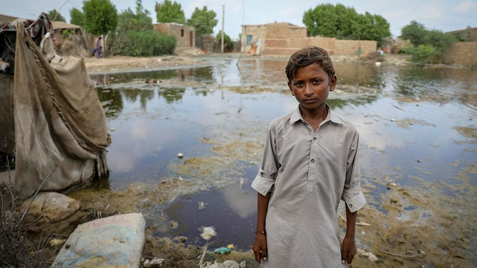 klimawandel folgen kinder: Der elfjährige Mukesh aus Pakistan auf der Flucht vor der Flut.