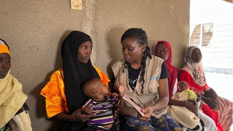 Kenia: Eine UNICEF-Mitarbeiterin unterhält sich mit der Mutter eines mangelernährten Jungen