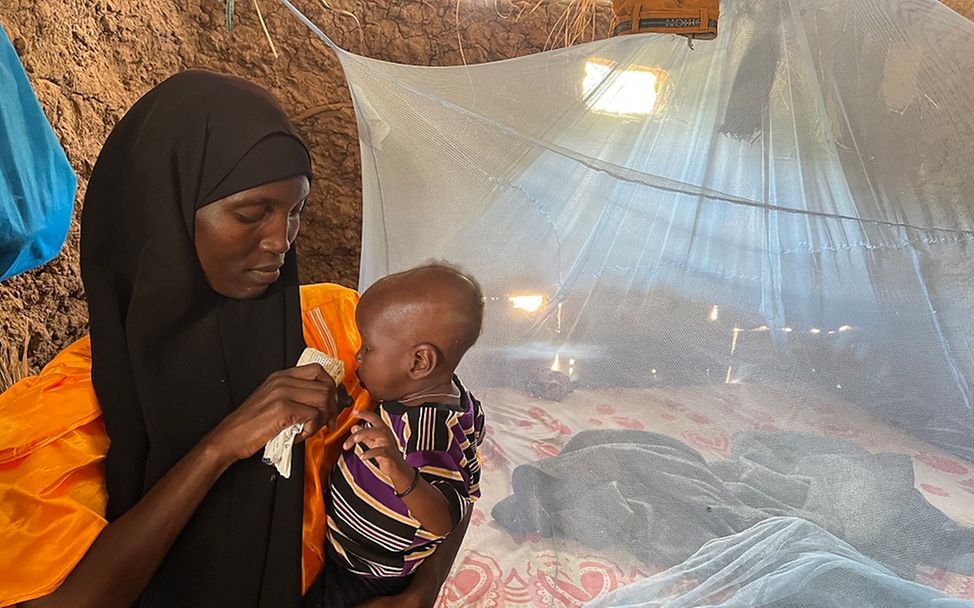 Kenia: Eine Mutter füttert ihr Kind mit therapeutischer Erdnusspaste.