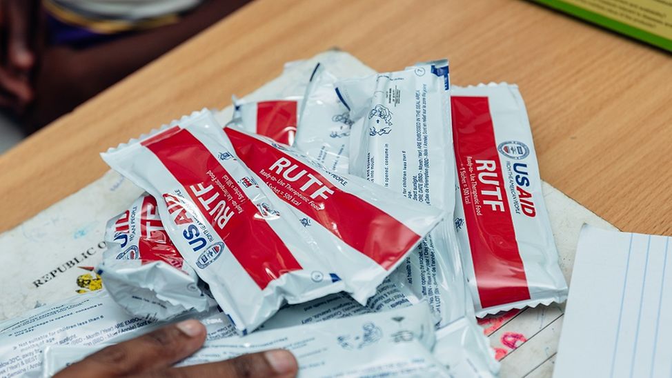 Kenia: Päckchen mit therapeutischer Erdnusspaste zur Behandlung von Mangelernährung