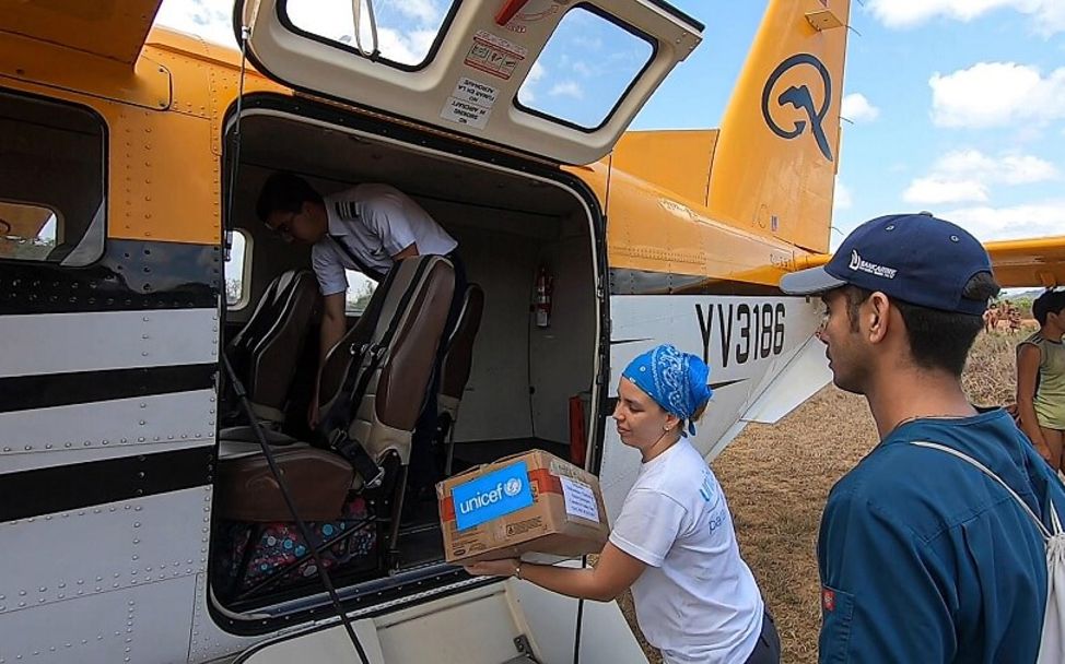 Venezuela: Ein Kleinflugzeug liefert Hilfsgüter, um Bevölkerungsgruppen im Urwald zu erreichen.