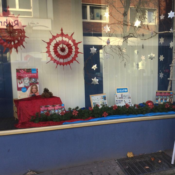 unser weihnachtlich geschmücktes Schaufenster in der Fabrikstraße