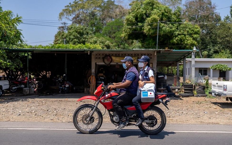 Guatemala: Eine Krankenschwester wird auf einem Motorrad gefahren.