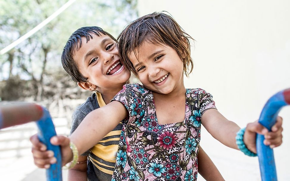 Zwei Kinder spielen in einem Betreuungszentrum, © UNICEF/INDA2013-00067/Dhiraj Singh