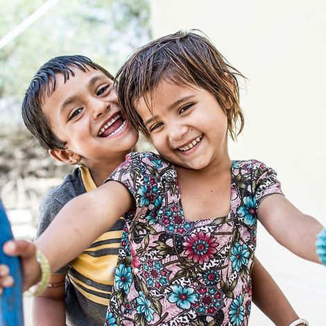 Zwei Kinder spielen in einem Betreuungszentrum, © UNICEF/INDA2013-00067/Dhiraj Singh