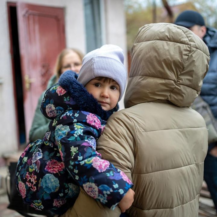 Nothilfe Ukraine Winter: Ukrainische Kinder brauchen dringend humanitäre Hilfe. 
