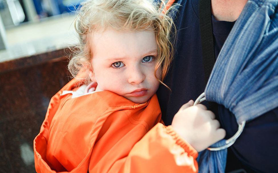 Ukraine: Ein Mädchen hält sich an seiner Mutter fest.