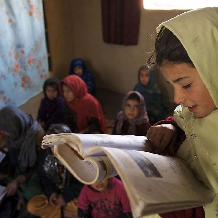 Ein Mädchen liest in einem Buch, © UNICEF/AFGA2010-00315/Shehzad Noorani