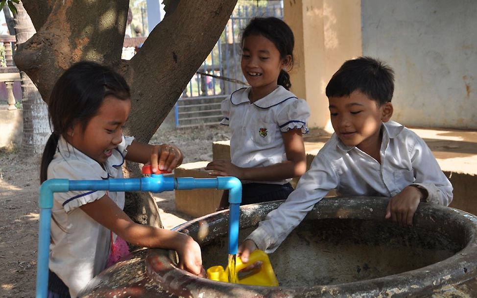 Kambodscha: Kinder holen Wasser. © UNICEF Dt/2013/Ursula Grass