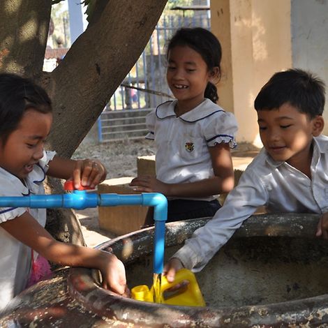 Kambodscha: Kinder holen Wasser. © UNICEF Dt/2013/Ursula Grass