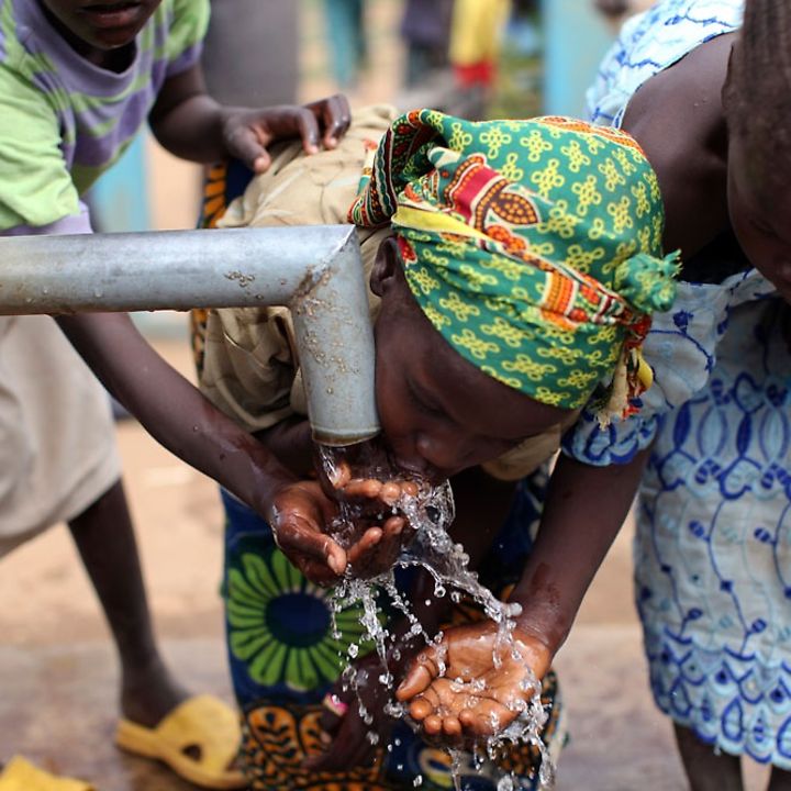 Kinder trinken Wasser aus einem sicheren Brunnen | © UNICEF/NYHQ2010-2313/Eric Bouvet
