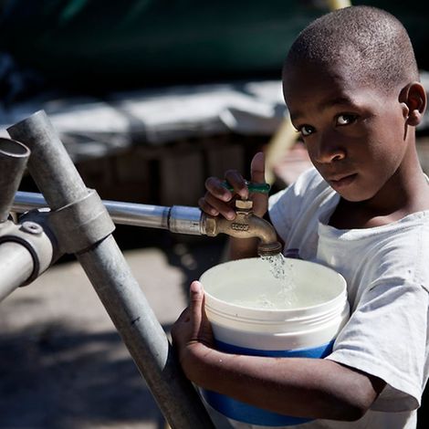 Ein Junge holt Wasser, © UNICEF/NYHQ2011-0012/Dormino