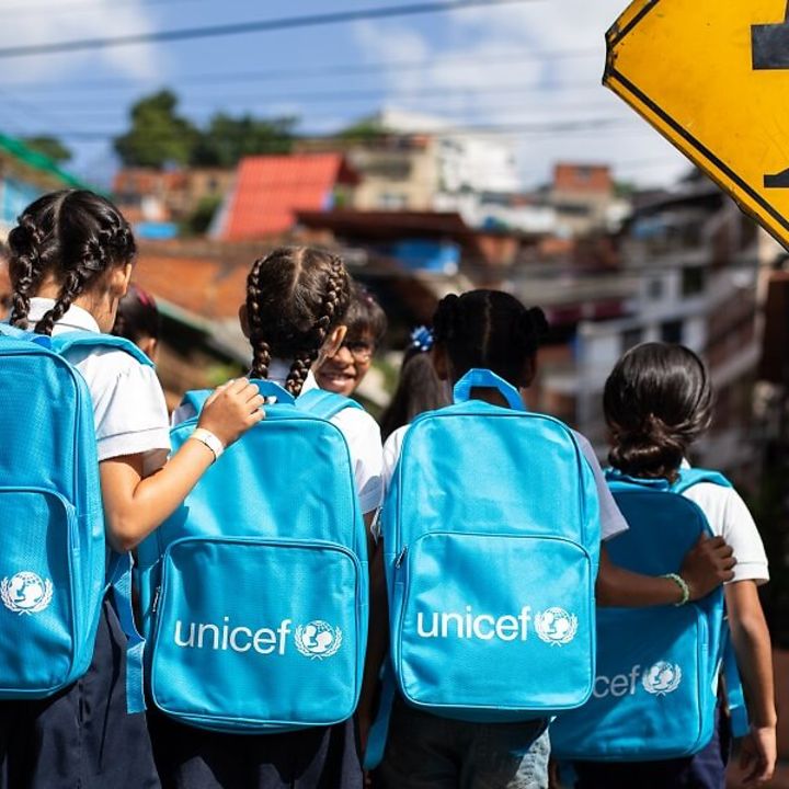Kinder tragen den Schulrucksack auf dem Schulweg