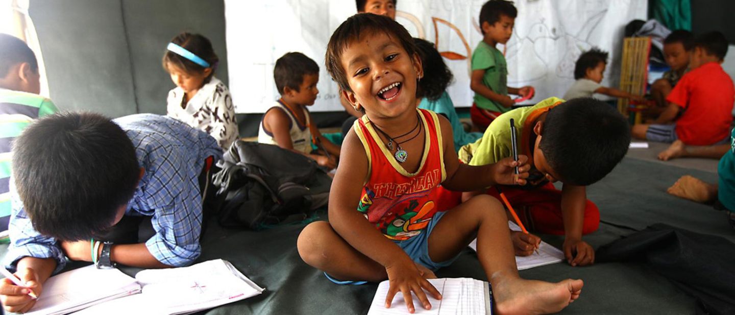 Nepal: Kind lernt in einem UNICEF-Hilfszentrum.