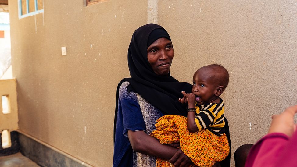 Krankenhaus in Kenia: Mutter hält Kind auf dem Arm