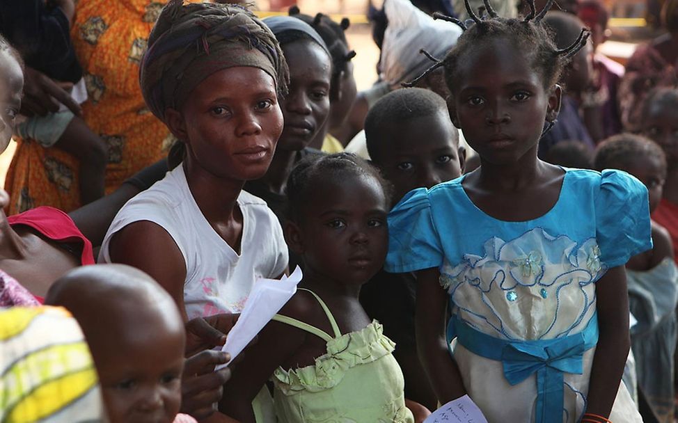 Mütter und ihre Kinder warten auf eine medizinische Untersuchung. © UNICEF/NYHQ2013-1286/Pierre Terdjman