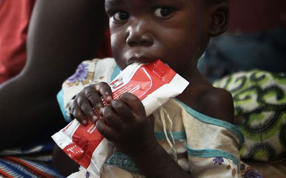Ein Mädchen isst lebensrettende Erdnusspaste. © UNICEF/NYHQ2013-1288/Pierre Terdjman