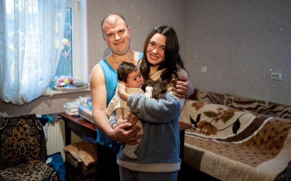 Krieg in der Ukraine: Ein Paar hält seine neugeborene Tochter im Arm