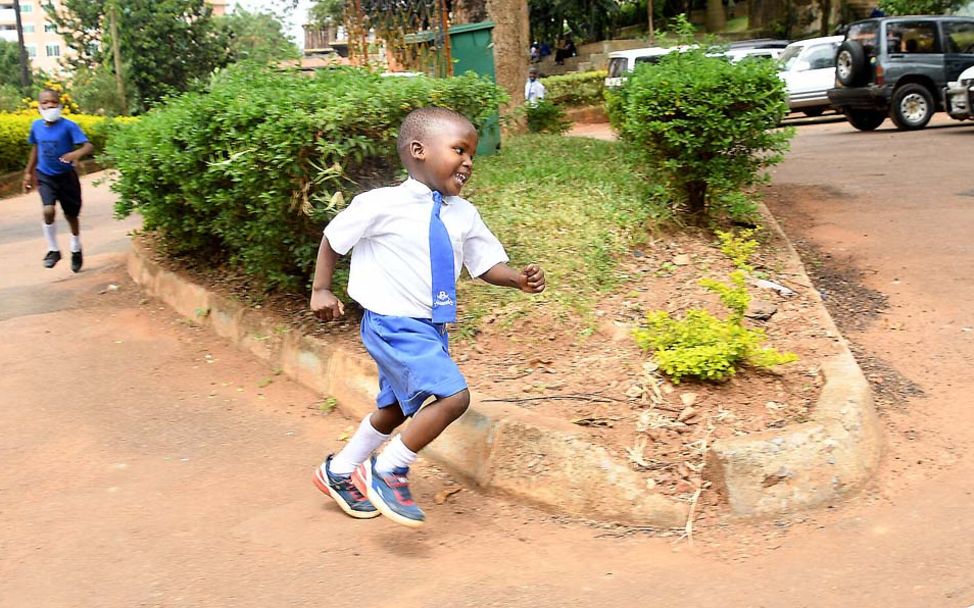 Uganda: Schulöffnung nach Corona-Lockdown 
