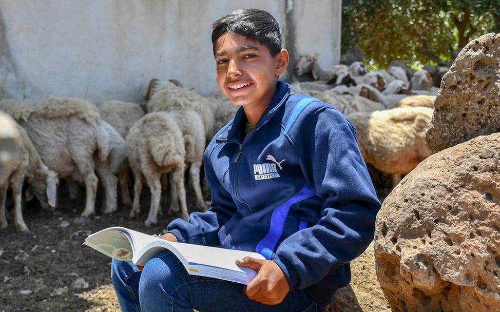 Syrien: Ahmad (13) lernt für sein Examen und hütet gleichzeitig die Schafe 