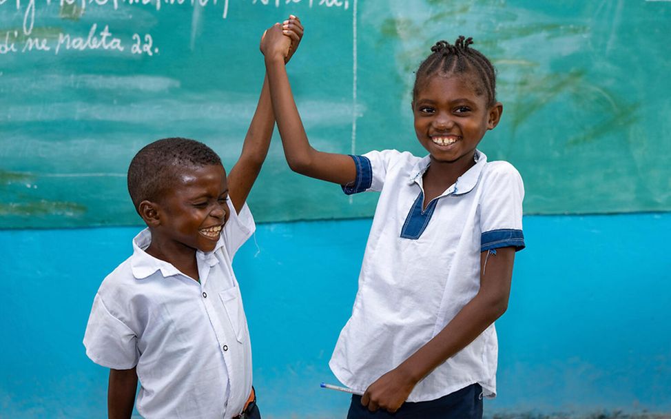 Zwei Schülerinnen in Ghana. Ihre Schule wird von UNICEF unterstützt 