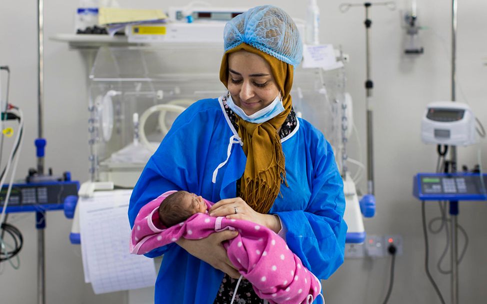 Irak: Eine Mutter hält ihr Neugeborenes in der Känguru-Care-Station des Krankenhauses