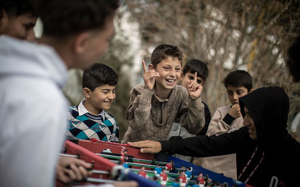 Irak: Kinder spielen ausgelassen Kicker 
